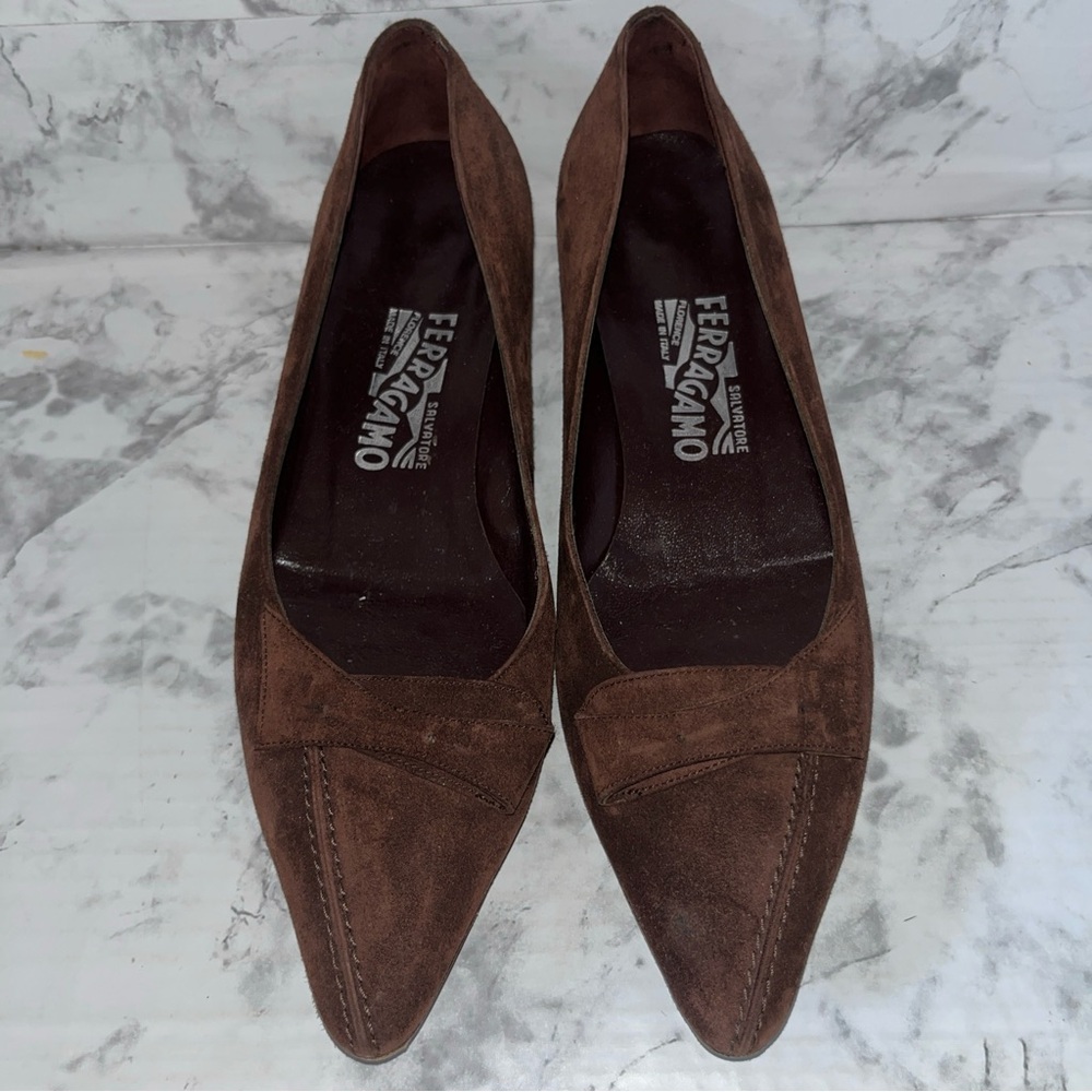 SALVATORE FERRAGAMO Womens 7.5 B Suede Leather Kitten Heel Pump Italy No Pin